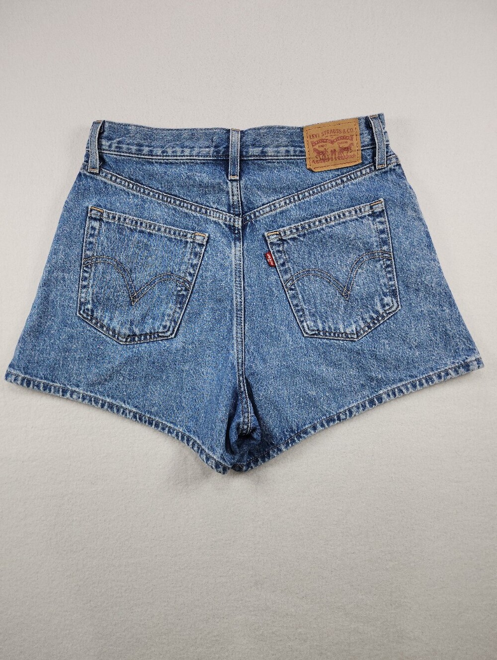 Levi's High Waisted Mom Shorts Women's 29 Medium Wash Denim Jean Shorts - Picture 5 of 12